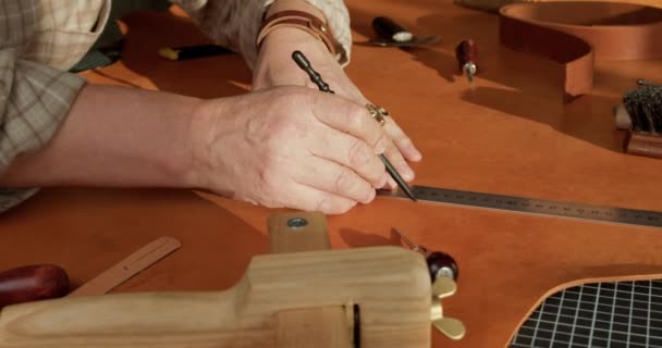Mand Håndværker Skrive Linje Læder Materiale Langsom Bevægelse Luk Beskåret – Stock-video