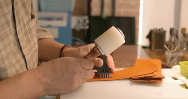Homem Velho Camisa Que Trabalha Com Ferramentas Costura Couro Close — Vídeo de Stock