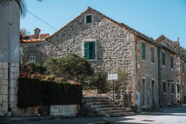 Hvar, Hırvatistan - 29 Ekim 2022: Hırvat Adriyatik Denizi 'ndeki adanın zengin bir tarihine sahip antik bir kasaba caddesi