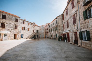 Hvar, Hırvatistan - 29 Ekim 2022: Hırvat Adriyatik Denizi 'ndeki adanın zengin bir tarihine sahip antik bir kasaba caddesi