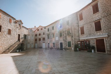 Hvar, Hırvatistan - 29 Ekim 2022: Hırvat Adriyatik Denizi 'ndeki adanın zengin bir tarihine sahip antik bir kasaba caddesi