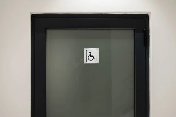Zamknięte Drzwi Znakiem Toalety Dla Niepełnosprawnych — Zdjęcie stockowe