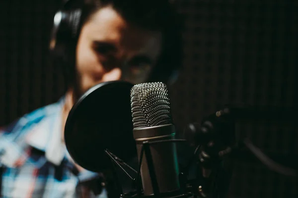 Pria Dengan Mikrofon Studio Konsep Musik — Stok Foto