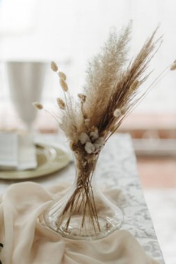 Düğünden önce restoranda süslemeli bir masa.