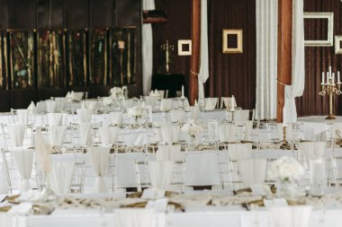 Düğünden önce güzel bir restoran salonu.