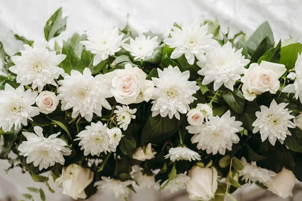 Buquê Flores Brancas Casamento Que Celebra — Fotografia de Stock