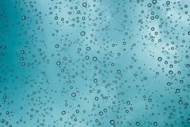 Şiddetli yağmurda arabanın ön camına su damlaları düşer. Su damlası geri grond.