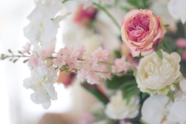 Seçici odaklı kumaş çiçekleri, sevgililer günü konsepti. gül kumaş çiçeği.