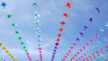 Yeni Yıl Festivali sırasında mekanın çeşitli renklerdeki küçük rüzgar değirmenleriyle dekorasyonu.