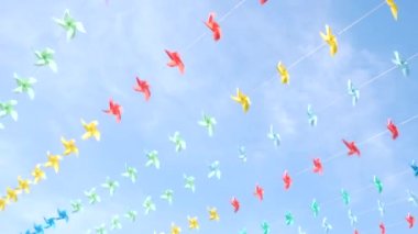 Yeni Yıl Festivali sırasında mekanın çeşitli renklerdeki küçük rüzgar değirmenleriyle dekorasyonu.