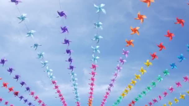 Yeni Yıl Festivali Sırasında Mekanın Çeşitli Renklerdeki Küçük Rüzgar Değirmenleriyle — Stok video