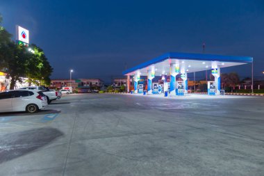 Maha Sarakham, Tayland - 26 Aralık 2022: Maha Sarakham, Tayland 'daki PTT benzin istasyonunun ön görüntüsü.