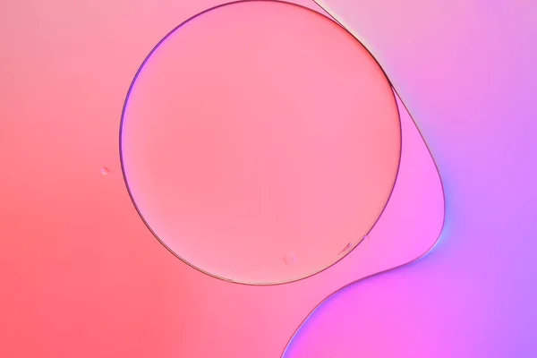 俯瞰石油泡沫在液体中的运动 油面呈彩色背景 五彩斑斓的气泡的奇妙结构 浮在水面上的油滴的生动艺术形象 — 图库照片