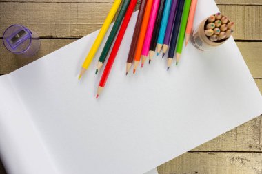 Metin için alanı olan renkli kalemlerin üst görünümü, renkli