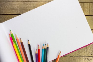 Metin için alanı olan renkli kalemlerin üst görünümü, renkli