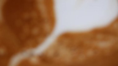 Tahta masadaki sıcak kapuçino.