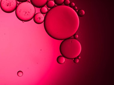 Suda yüzen yağ damlasının pastel ressamı. Arkaplan için pastel renk balonu. Soyut petrol baloncukları arka planda. Makro atış. Yağ kabarcıkları kapanıyor. Parlak ve eşsiz yağ damlaları.