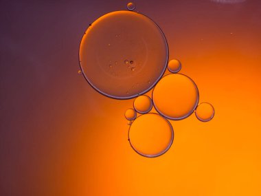 Suda yüzen yağ damlasının pastel ressamı. Arkaplan için pastel renk balonu. Soyut petrol baloncukları arka planda. Makro atış. Yağ kabarcıkları kapanıyor. Parlak ve eşsiz yağ damlaları.