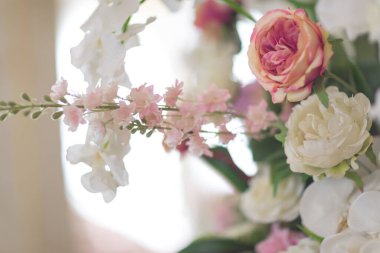 Seçici odaklı kumaş çiçekleri, sevgililer günü konsepti. gül kumaş çiçeği.