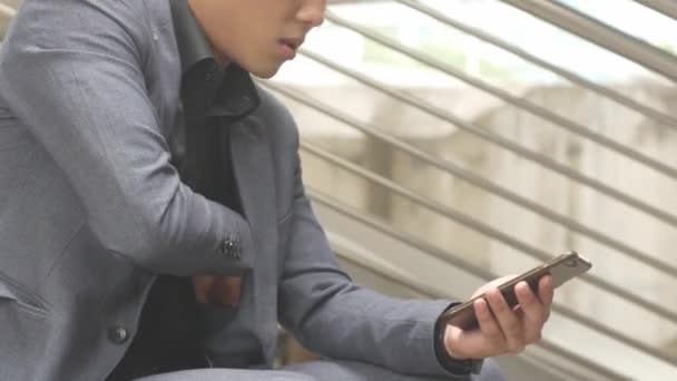 Hombre Negocios Que Usa Teléfono Inteligente Para Comprar Línea Con Clip De Vídeo