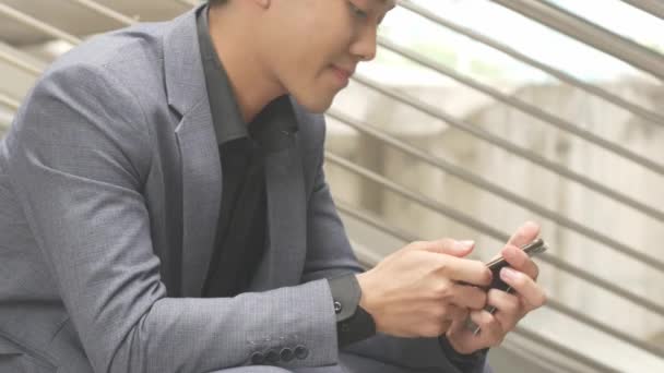 Homem Negócios Usando Telefone Inteligente Para Check Out Line Gráfico — Vídeo de Stock
