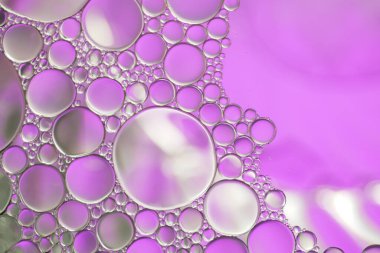 Suyun üzerinde yüzen yağ damlasının renkli sanatçısı.