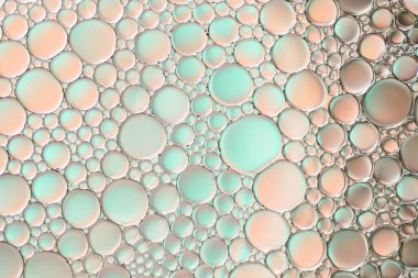 Suyun üzerinde yüzen yağ damlasının renkli sanatçısı.