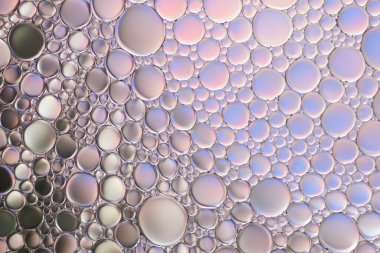 Suyun üzerinde yüzen yağ damlasının renkli sanatçısı.