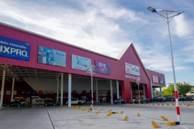 Si Sa Ket, Tayland - 23 Kasım 2023: Thaiwatsadu mağazasının önü.