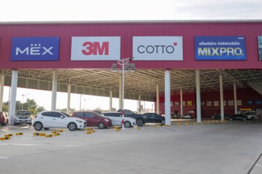 Si Sa Ket, Tayland - 23 Kasım 2023: Thaiwatsadu mağazasının önü.