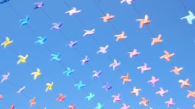 Yeni Yıl Festivali sırasında mekanın çeşitli renklerdeki küçük rüzgar değirmenleriyle dekorasyonu.