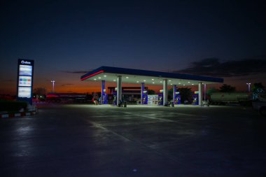 Mahasakham, Tayland - 30 Kasım 2021 PTT benzin istasyonunun önü. Güzel ışıklarla süslenmiş..