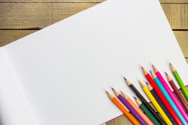 Metin için alanı olan renkli kalemlerin üst görünümü, renkli