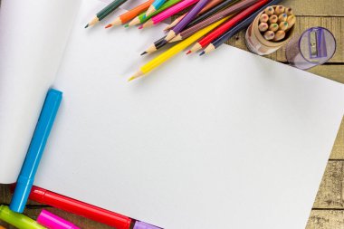 Metin için alanı olan renkli kalemlerin üst görünümü, renkli