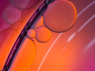 Suda yüzen yağ damlasının pastel ressamı. Arkaplan için pastel renk balonu. Soyut petrol baloncukları arka planda. Makro atış. Yağ kabarcıkları kapanıyor. Parlak ve eşsiz yağ damlaları.