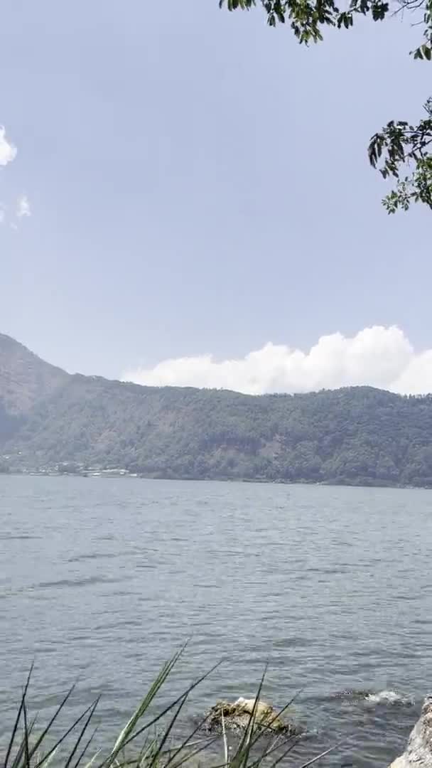 Spokojna Woda Batur Lakeview Południu — Wideo stockowe