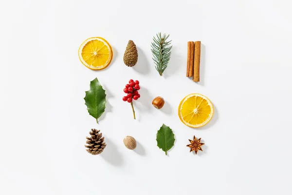 平铺圣诞构图 配上香料和冬季自然装潢 图库图片