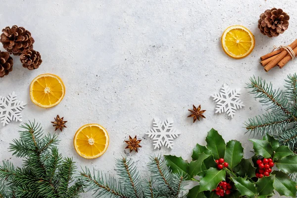 桌上挂着冬青浆果和树枝的圣诞装饰品 图库图片