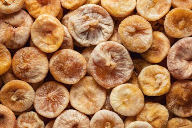 Doğal organik kurutulmuş incir meyvesi. Arka plan olarak bütün güneş kurumuş incirleri.