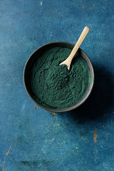 Спирулина порошок водорослей в миске.