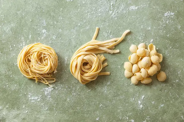 Verscheidenheid Van Verse Rauwe Ongekookte Zelfgemaakte Pasta Spaghetti Tagliatelle Schelpen Rechtenvrije Stockfoto's