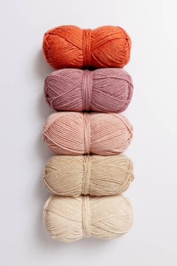 Beyaz arka planda pastel renkli yün iplik. Hobiler ve eğlence..