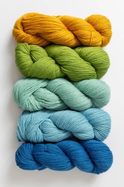 Beyaz arka planda farklı renklerde iplikler. Hobiler ve eğlence..