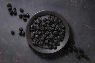 Taze toplanmış böğürtlen tabağı