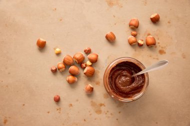 Çikolata Fındıklı Cam Kavanozda, Kahverengi Fındıklı