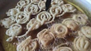 Kızartma jilapi, zelepi, jilebi, jilipi, zulbia, jerry, soya fasulyesi yağlı mushabak. Bangladeş 'in sokak yemekleri.