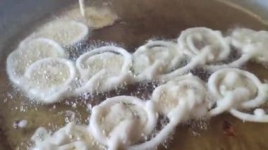 Kızartma jilapi, zelepi, jilebi, jilipi, zulbia, jerry, soya fasulyesi yağlı mushabak. Bangladeş 'in sokak yemekleri.