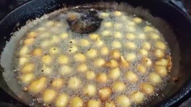 Bangladeş 'in sokak yemekleri. Nohut unlu sarımsak kızartması. Soya yağı ile kızartılmış..