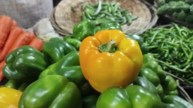 Kırmızı biber olarak da bilinen sarı dolma biber, tatlı biber, biber ya da kırmızı biber..