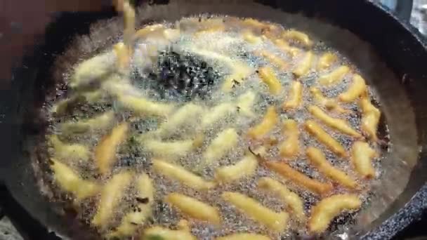 Bangladesh Gatumat Grön Chilli Fry Med Chickpea Mjöl Stekt Med — Stockvideo